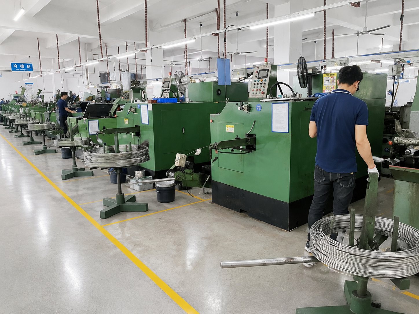 Production area with forming and machining equipment at Shi Shi Tong