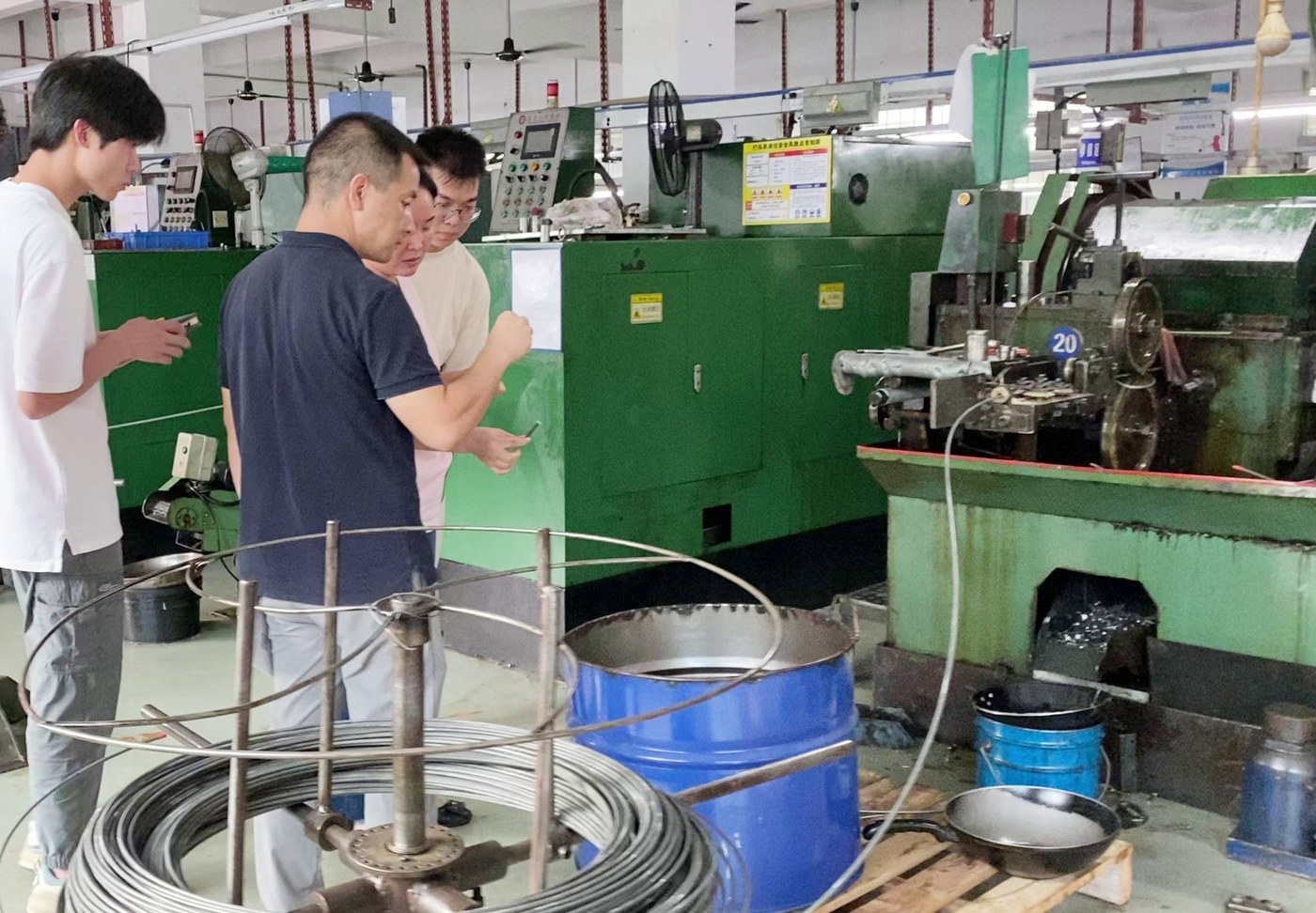 Customer group visiting the Shi Shi Tong factory floor during a supplier audit