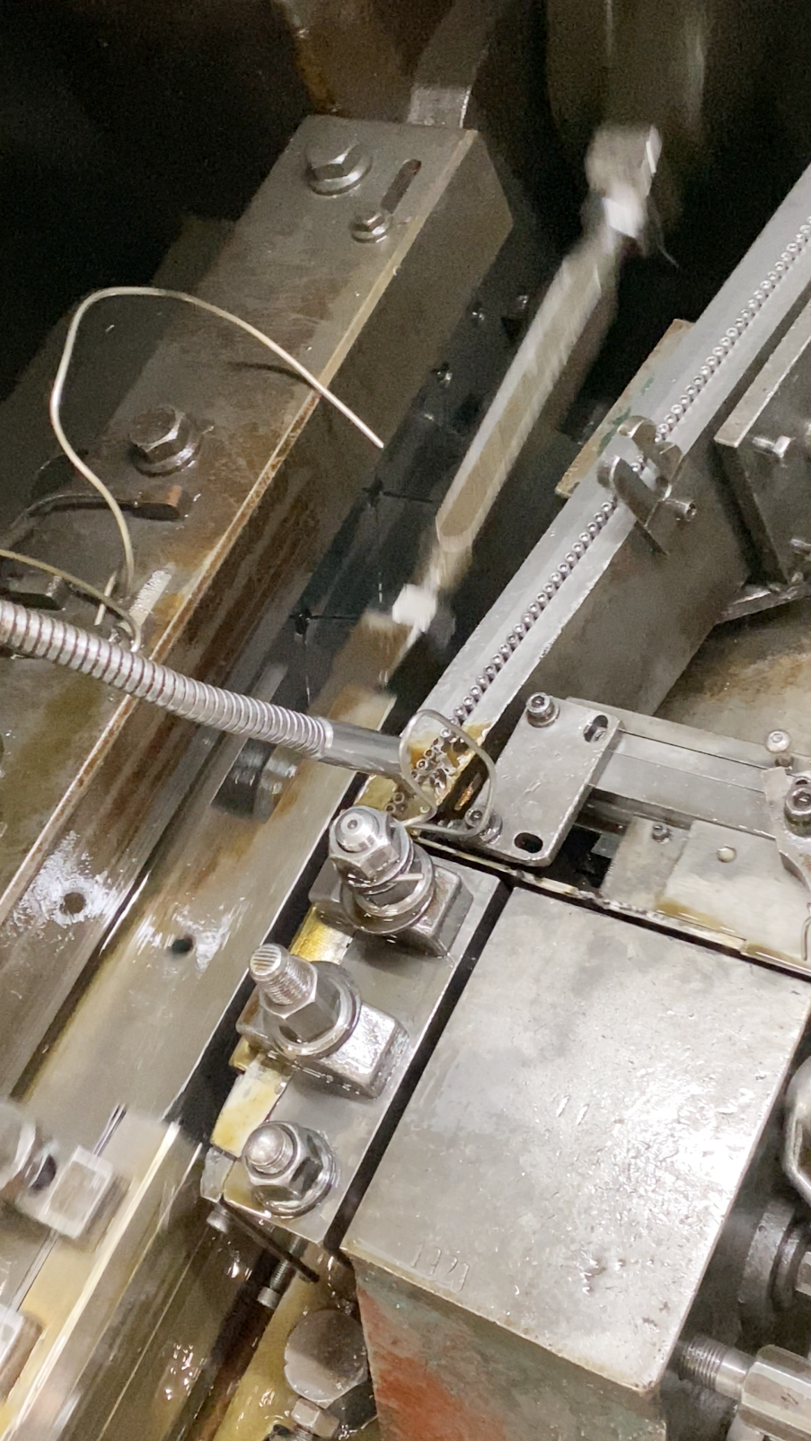 Thread rolling dies running a screw at Shi Shi Tong
