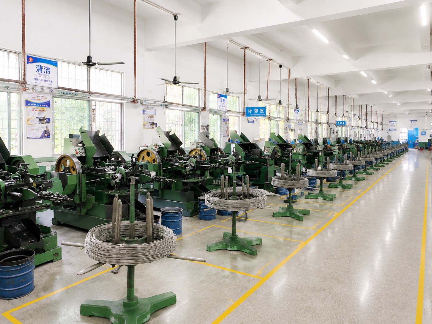 Heading floor at Shi Shi Tong — single-die machines and multi-station headers on one floor