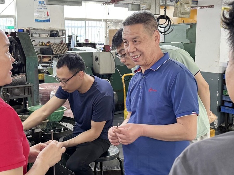 Customer touring the Shi Shi Tong shop floor