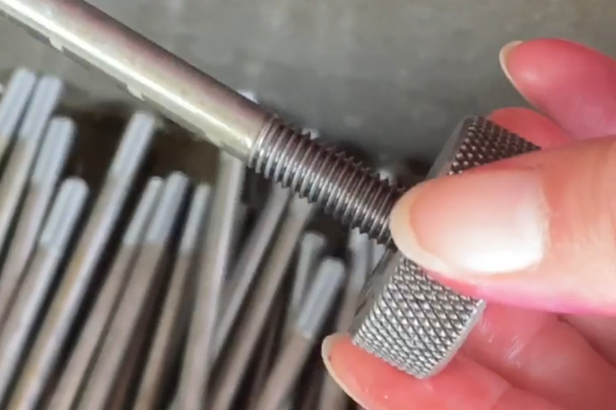 Thread gauge checked on a turned threaded part
