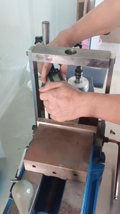 Torque test on a slotted head to check slot deformation