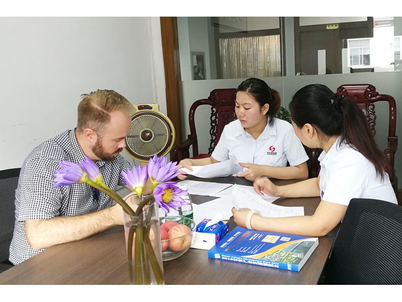 Danish customer reviewing drawings at Shi Shi Tong