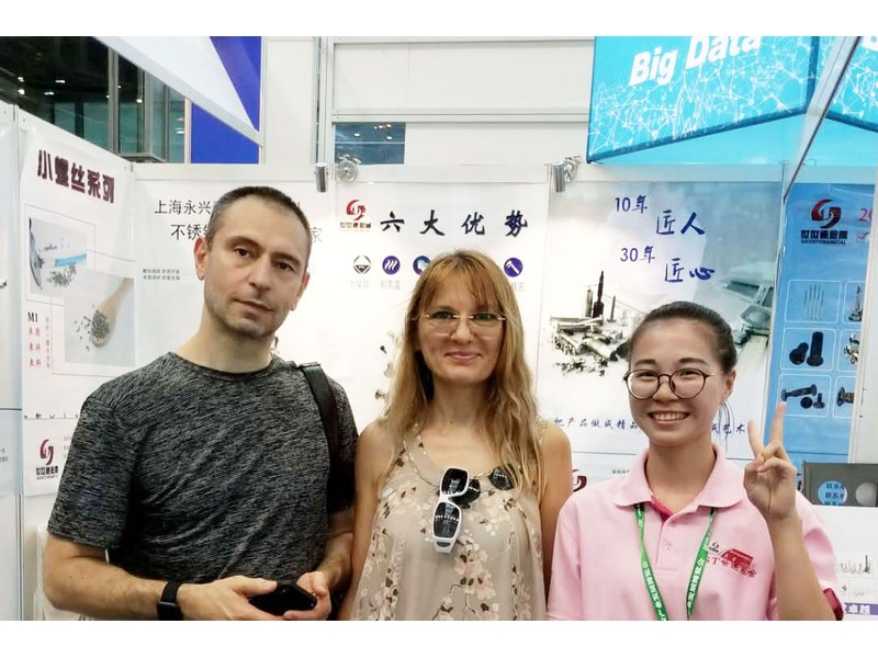 Shi Shi Tong team meeting customers at an industry exhibition