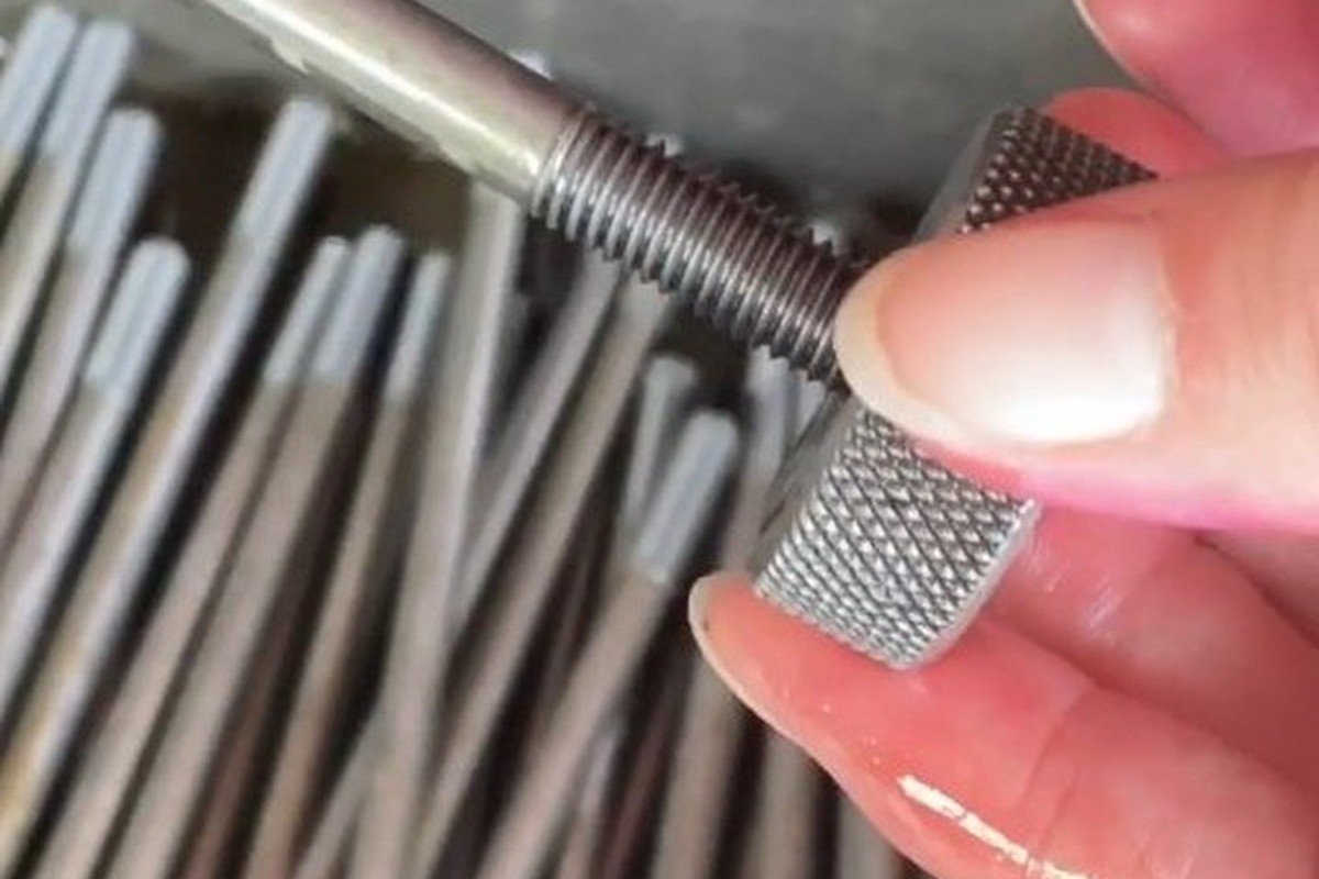 GO/NO-GO gauge checked on a machine thread