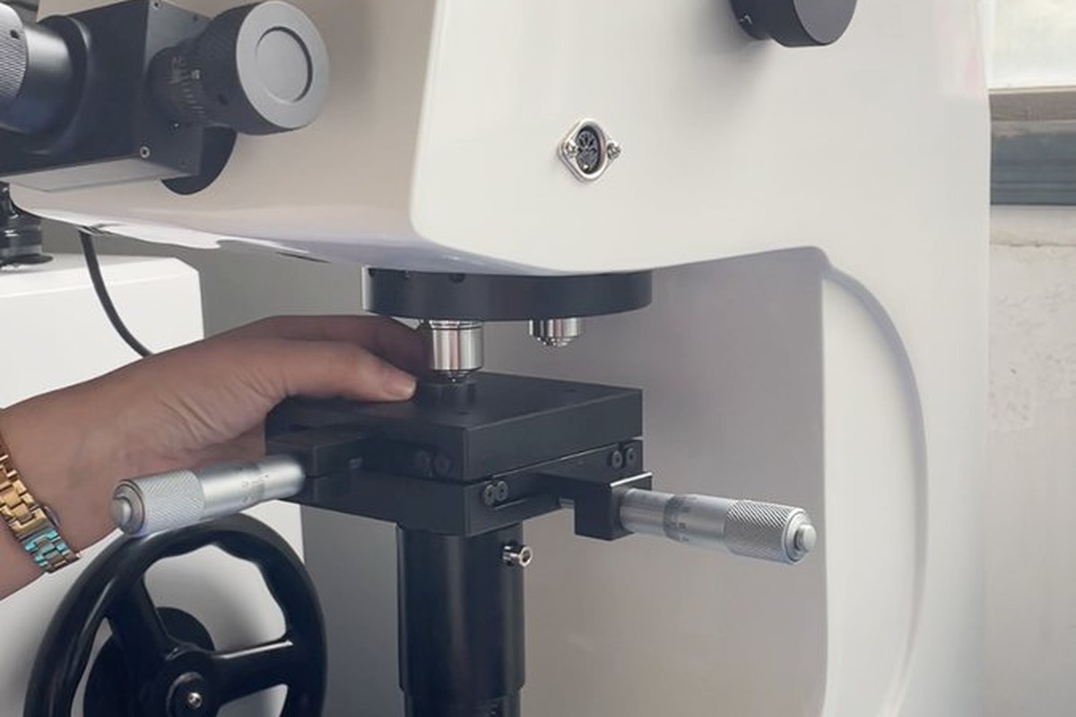 Hardness testing on a hardness tester